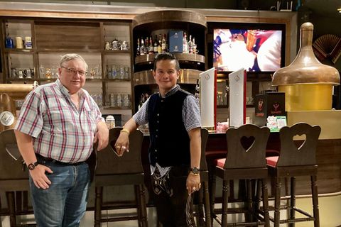 Kevyn Michel (re.), Betreiber des deutschen Traditionslokals "Bei Otto" in Bangkok, und sein Berater Herrmann Quint in neuen Räumen: Promis und Prinzessinnen zu Gast