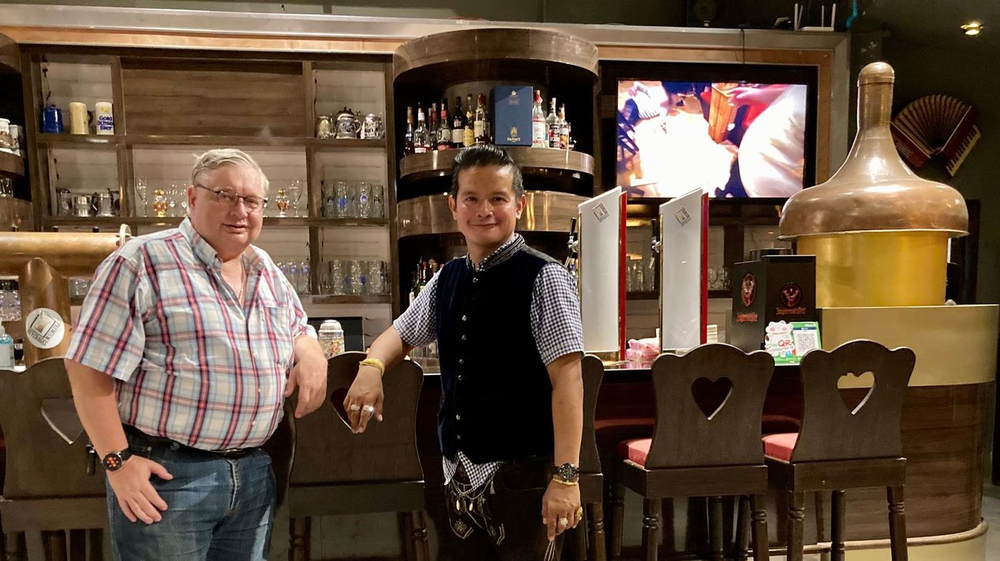 Kevyn Michel (re.), Betreiber des deutschen Traditionslokals "Bei Otto" in Bangkok, und sein Berater Herrmann Quint in neuen Räumen: Promis und Prinzessinnen zu Gast