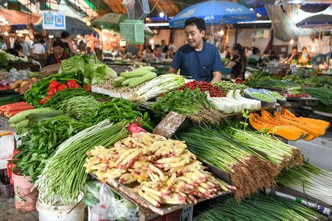 Frisches Obst und Gemüse auf einem chinesischen Nassmarkt