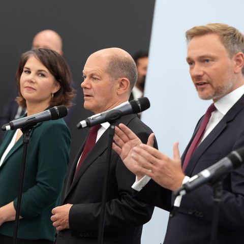 Robert Habeck, Annalena Baerbock, Olaf Scholz, Christian Lindner in einer Reihe an Mikrofonen