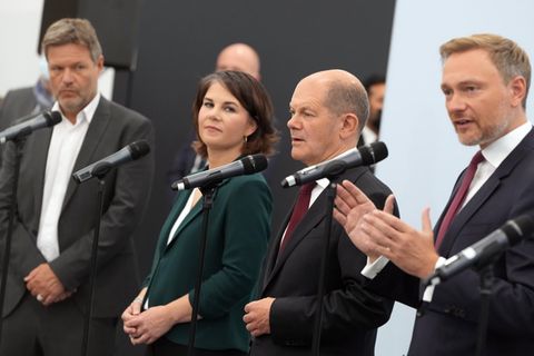 Robert Habeck, Annalena Baerbock, Olaf Scholz, Christian Lindner in einer Reihe an Mikrofonen