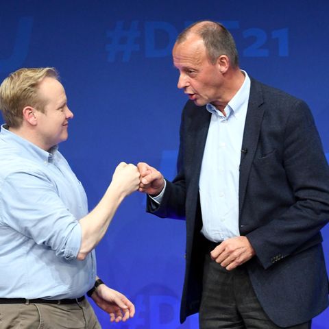 JU-Vorsitzender Tilman Kuban (links) und Friedrich Merz, nach dessen Rede am Freitag auf dem Deutschlandtag der Jungen Union