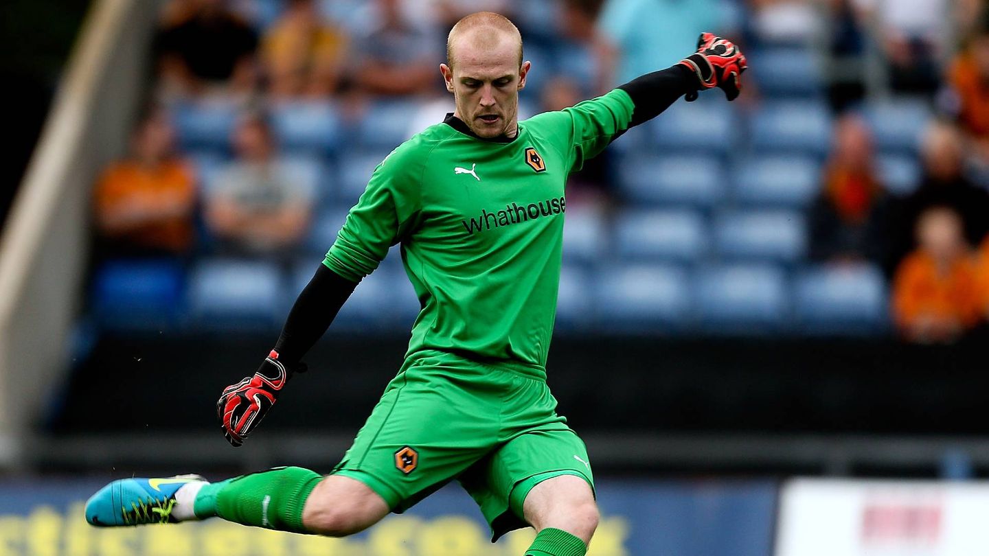 Crazy scene in Northern Ireland: goalkeeper attacks teammates and is thrown off the pitch Crazy scene in Northern Ireland: goalkeeper attacks teammates and is thrown off the pitch
