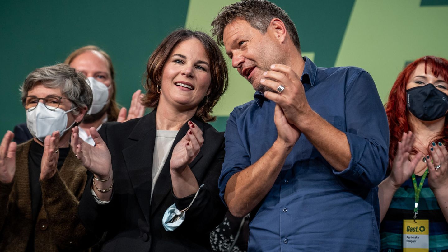 Die Grünen-Vorsitzenden Annalena Baerbock und Robert Habeck freuen sich über das Ja ihrer Partei zur Aufnahme von Koalitionsverhandlungen