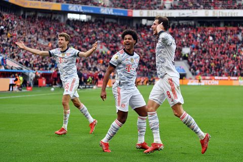 Die Bayern-Spieler Thomas Müller, Serge Gnabry und Leon Goretzka (von links) bei ihrer Machtdemonstration in Leverkusen
