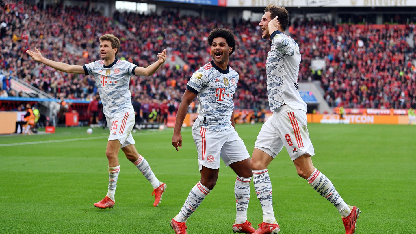 Die Bayern-Spieler Thomas Müller, Serge Gnabry und Leon Goretzka (von links) bei ihrer Machtdemonstration in Leverkusen