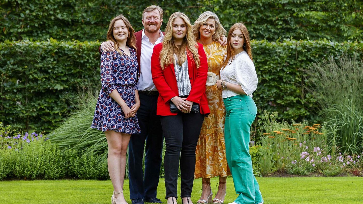 Die niederländische Königsfamilie mit König Willem-Alexander, Königin Maxima (2. von rechts) und den Töchtern Amalia, Alexia und Ariane (von links)
