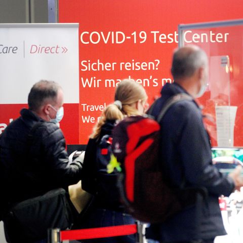Nordrhein-Westfalen, Düsseldorf: Reisende warten am Covid-19 Test Center auf dem Flughafen Düsseldorf auf ihre Testergebnisse