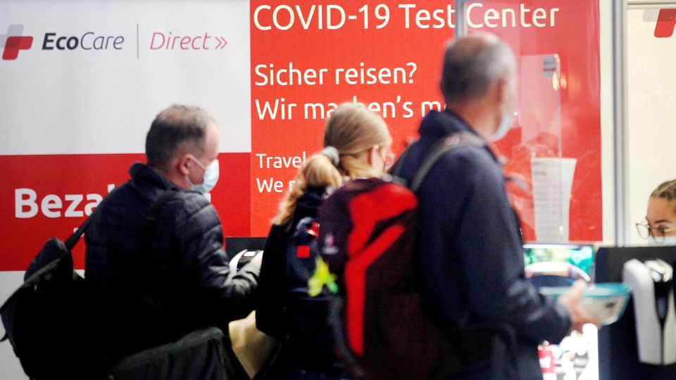 Nordrhein-Westfalen, Düsseldorf: Reisende warten am Covid-19 Test Center auf dem Flughafen Düsseldorf auf ihre Testergebnisse