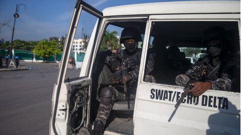 Haiti, Port-Au-Prince: Bewaffnete Sicherheitskräfte halten ihre Schusswaffen in den Händen