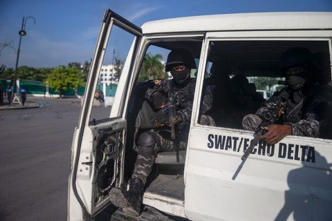 Haiti, Port-Au-Prince: Bewaffnete Sicherheitskräfte halten ihre Schusswaffen in den Händen