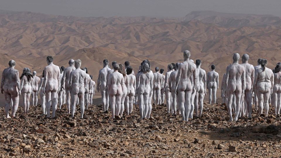 18. Oktober: Splitterfasernackt Arad, Israel. FKK mitten in der Wüste? Für ein Fotoprojekt des amerikanischen Künstlers Spencer Tunick posieren Männer und Frauen nackt in der Wüste. Mit der Aktion soll daran erinnert werden, dass das Tote Meer nicht nur als Touristenattraktion, sondern vor allem als natürlicher Ressourcenlieferant für das Land Israel wichtig ist.