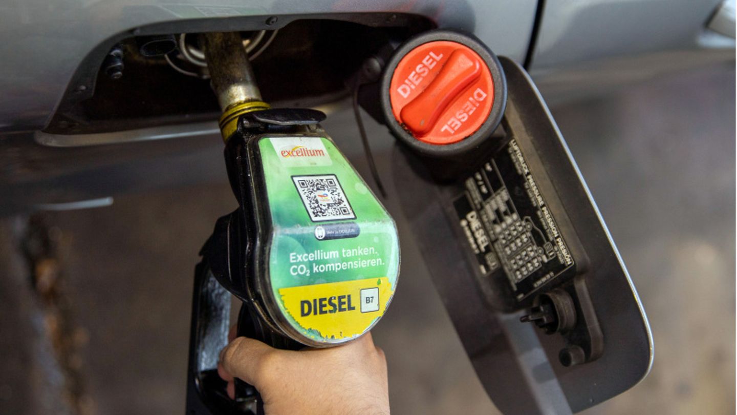 Tanken wird in Zukunft teurer (Symbolbild)