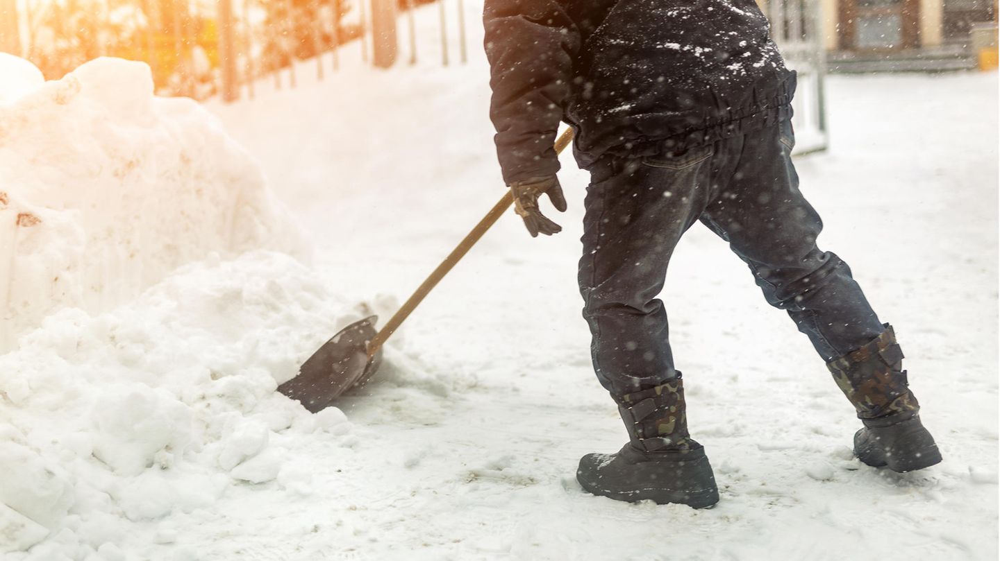Die Kosten für den Hausmeister-Service können Vermieter abwälzen, nicht aber die Reparaturkosten. Führt der Hausmeister Verwaltungs- oder Instandhaltungsarbeiten durch, sind diese auch nicht umlagefähig. 