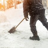 Die Kosten für den Hausmeister-Service können Vermieter abwälzen, nicht aber die Reparaturkosten. Führt der Hausmeister Verwaltungs- oder Instandhaltungsarbeiten durch, sind diese auch nicht umlagefähig. 