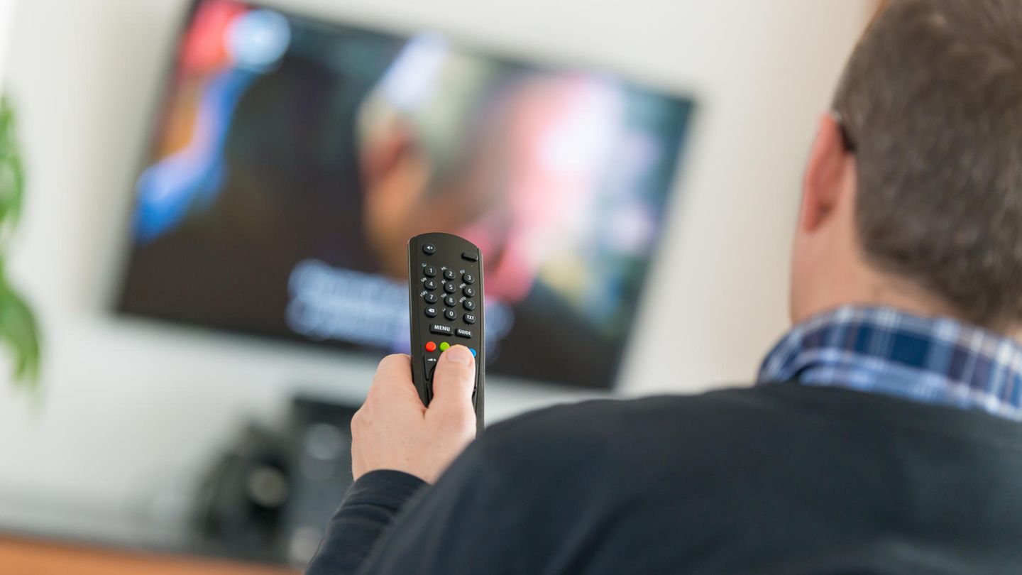 Die monatliche Gebühren für das Kabelfernsehen darf der Vermieter an seine Mieter weiterreichen. Auch die Kosten für Betrieb und Wartung sind umlagefähig. Reparaturen oder Anschlussgebühren hingegen sind es nicht.