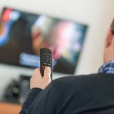 Die monatliche Gebühren für das Kabelfernsehen darf der Vermieter an seine Mieter weiterreichen. Auch die Kosten für Betrieb und Wartung sind umlagefähig. Reparaturen oder Anschlussgebühren hingegen sind es nicht.