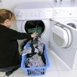 Gibt es einen gemeinschaftlich genutzten Waschkeller im Haus, sind die Kosten  für Strom, Wartung und Reinigung des gesamten Raumes umlagefähig. Das gilt auch für Trockner oder Bügeleisen.