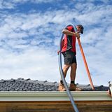 Der letzte Punkt in der Nebenkostenabrechnung sorgt regelmäßig für Zoff, denn unter "sonstige Kosten" parken Vermieter allerlei Posten, die sie sonst nirgendwo unterbekommen. Aber die leider auch oftmals nichts in der Abrechnung verloren haben. Denn was "sonstige Kosten" sind, muss deutlich im Mietvertrag stehen. Steht dort also, dass die Dachrinnen regelmäßig gereinigt werden, dann dürfen die Rechnungen auf die Mieter umgelegt werden. Aber: Steht im Vertrag nix, können die Mieter diesen Punkt beanstanden.