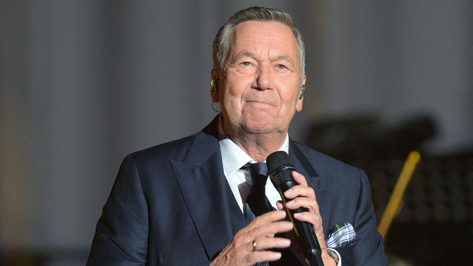 Roland Kaiser legte sich mit Erich Honecker an Roland Kaiser singt 2020 in der Metropolis-Halle beim Festakt zum 30. Jahrestag der Deutschen Einheit