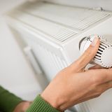 Bei den Heizkosten kann der Vermieter die Kosten für den Zentralheizung samt Abgas­anlage und Eich­kosten umlegen. Auch die Wartungs- und Reinigungskosten für die Heizung zählen dazu. Werden die Wohnungen mit Fernwärme beheizt, kann der Vermieter den Wärmepreis des Lieferanten. Gibt es Gasthermen in den Wohnungen, kann der Vermieter die Reinigungs- und Wartungskosten auf die Mieter abwälzen.