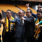 Der chinesische Unternehmer Guo Guangchang im Stadion der Wolverhampton Wanderers
