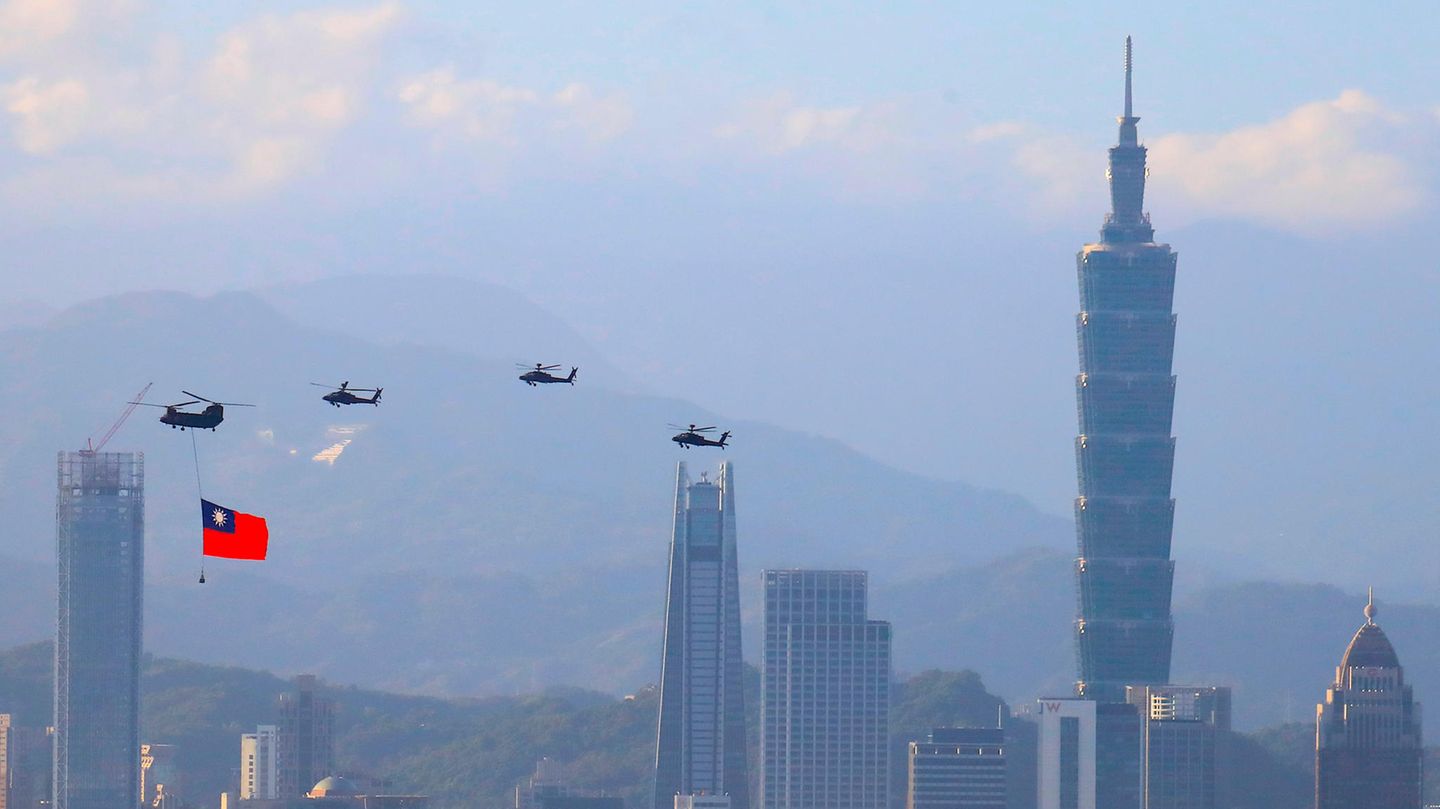 Helikopter über Taipeh, Taiwan Taiwanesische Militärhubschrauber vor der Kulisse des Finanzzentrums von Taipeh