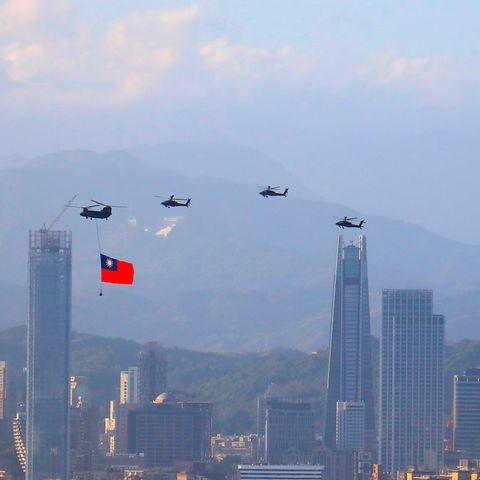 Taiwanesische Militärhubschrauber vor der Kulisse des Finanzzentrums von Taipeh