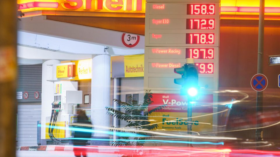 Der Blick auf die Benzinpreise bereitet Autofahrern derzeit keine Freude.