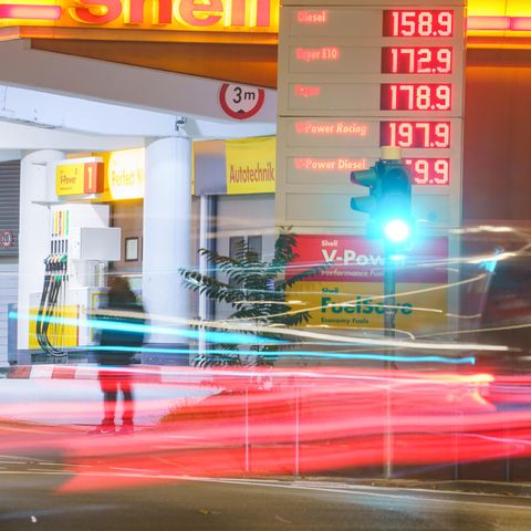 Der Blick auf die Benzinpreise bereitet Autofahrern derzeit keine Freude.