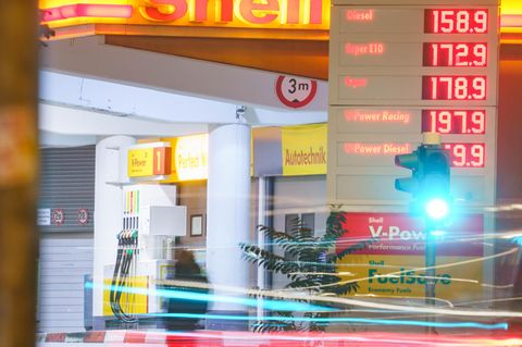Der Blick auf die Benzinpreise bereitet Autofahrern derzeit keine Freude.