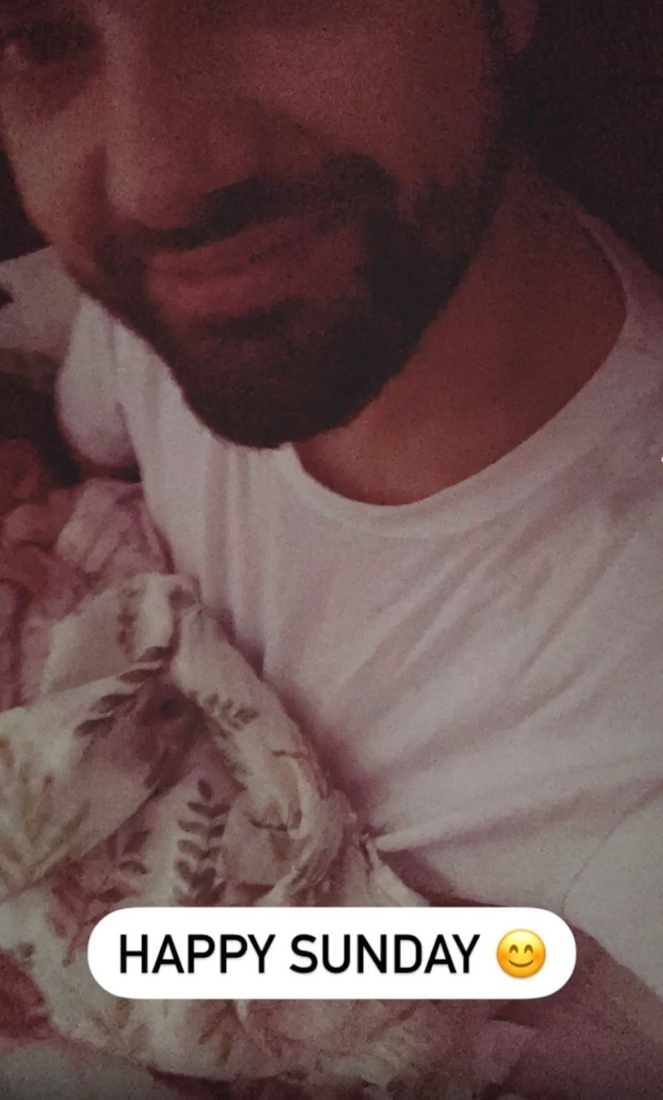 In seiner Instagram-Story teilte Jimi Blue Ochsenknecht den ersten Schnappschuss mit Töchterchen Snow Elanie Jimi Blue Ochsenknecht hält seine Tochter Snow Elanie auf dem Arm
