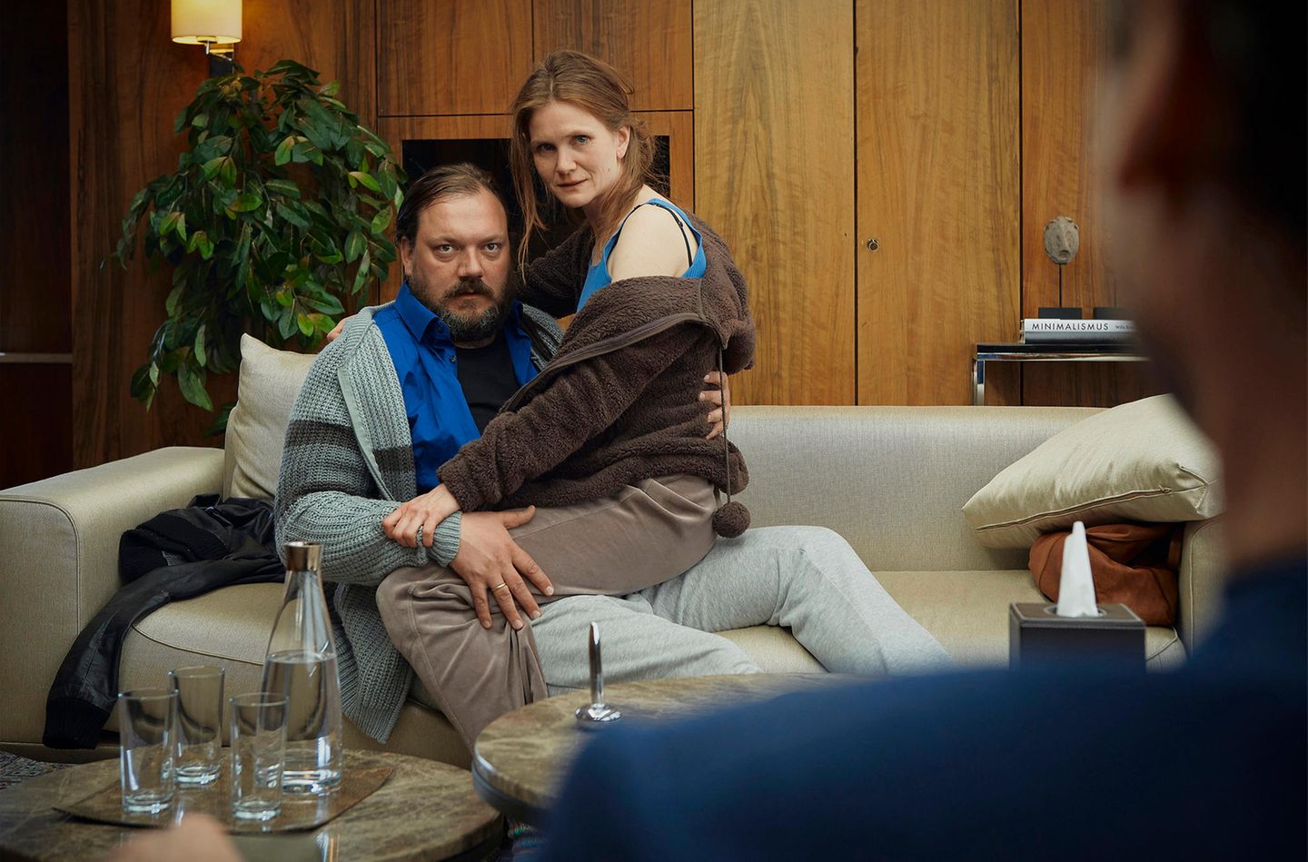 Filmszenen: In der ersten Folge bekommt es Kranitz mit Tini (Lisa Hagmeister) und Jochen (Charly Hübner) zu tun. Beide sind typische Querdenker, die sich in einem Parallel-Universum verloren haben und "Systemmedien" grundlegend ablehnen. Für Missstimmung sorgt, dass Tini ein übersteigertes Interesse für Emma entwickelt hat, der Golden-Retriever-Hündin von ZDF-Journalistin Dunja Hayali - ausgerechnet! Seither läuft nichts mehr im Bett - Klaus Kranitz muss sich einiges einfallen lassen, um das Sexleben der beiden wieder in Schwung zu bringen. In der ersten Folge bekommt es Kranitz mit Tini (Lisa Hagmeister) und Jochen (Charly Hübner) zu tun. Beide sind typische Querdenker, die sich in einem Parallel-Universum verloren haben und "Systemmedien" grundlegend ablehnen. Für Missstimmung sorgt, dass Tini ein übersteigertes Interesse für Emma entwickelt hat, der Golden-Retriever-Hündin von ZDF-Journalistin Dunja Hayali - ausgerechnet! Seither läuft nichts mehr im Bett - Klaus Kranitz muss sich einiges einfallen lassen, um das Sexleben der beiden wieder in Schwung zu bringen.