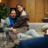 In der ersten Folge bekommt es Kranitz mit Tini (Lisa Hagmeister) und Jochen (Charly Hübner) zu tun. Beide sind typische Querdenker, die sich in einem Parallel-Universum verloren haben und "Systemmedien" grundlegend ablehnen. Für Missstimmung sorgt, dass Tini ein übersteigertes Interesse für Emma entwickelt hat, der Golden-Retriever-Hündin von ZDF-Journalistin Dunja Hayali - ausgerechnet! Seither läuft nichts mehr im Bett - Klaus Kranitz muss sich einiges einfallen lassen, um das Sexleben der beiden wieder in Schwung zu bringen.