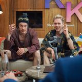 Eine ganz andere Klientel lauert in Folge zwei: Da bekommt Kranitz Besuch von dem prominenten Duo "T'n'T": Mit ihren Pranks sind Tom (Bjarne Meisel) und Toto (Gustav Schmidt, l.) zu Social-Media-Stars geworden. Jetzt wollen sie dem Paartherapeuten einen Streich spielen. Doch der merkt sofort, dass es in der Arbeitsbeziehung der beiden ein Problem gibt.