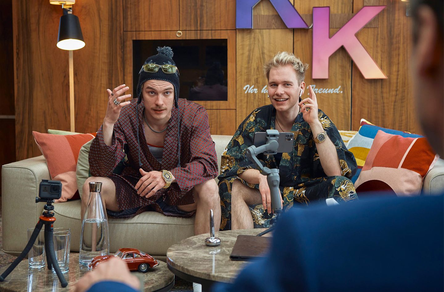 Eine ganz andere Klientel lauert in Folge zwei: Da bekommt Kranitz Besuch von dem prominenten Duo "T'n'T": Mit ihren Pranks sind Tom (Bjarne Meisel) und Toto (Gustav Schmidt, l.) zu Social-Media-Stars geworden. Jetzt wollen sie dem Paartherapeuten einen Streich spielen. Doch der merkt sofort, dass es in der Arbeitsbeziehung der beiden ein Problem gibt.