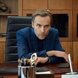 Im Mittelpunkt der Impro-Comedy-Serie "Kranitz - Bei Trennung Geld zurück" (Mittwoch, 22.30 Uhr im NDR ) steht Klaus Kranitz (Jan Georg Schütte). Der Paartherapeut vertritt eine unkonventionelle Methode: Er setzt nur drei Sitzungen an, um die kriselnde Beziehung wieder zum Laufen zu bringen. Das kostet den stolzen Preis von 1500 Euro – aber bei Misserfolg gibt es das Geld zurück. In insgesamt sechs Folgen werden die Geschichten von sechs Paaren erzählt.