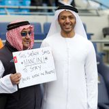 Scheich Mansour mit einem als Scheich verkleideten Fan