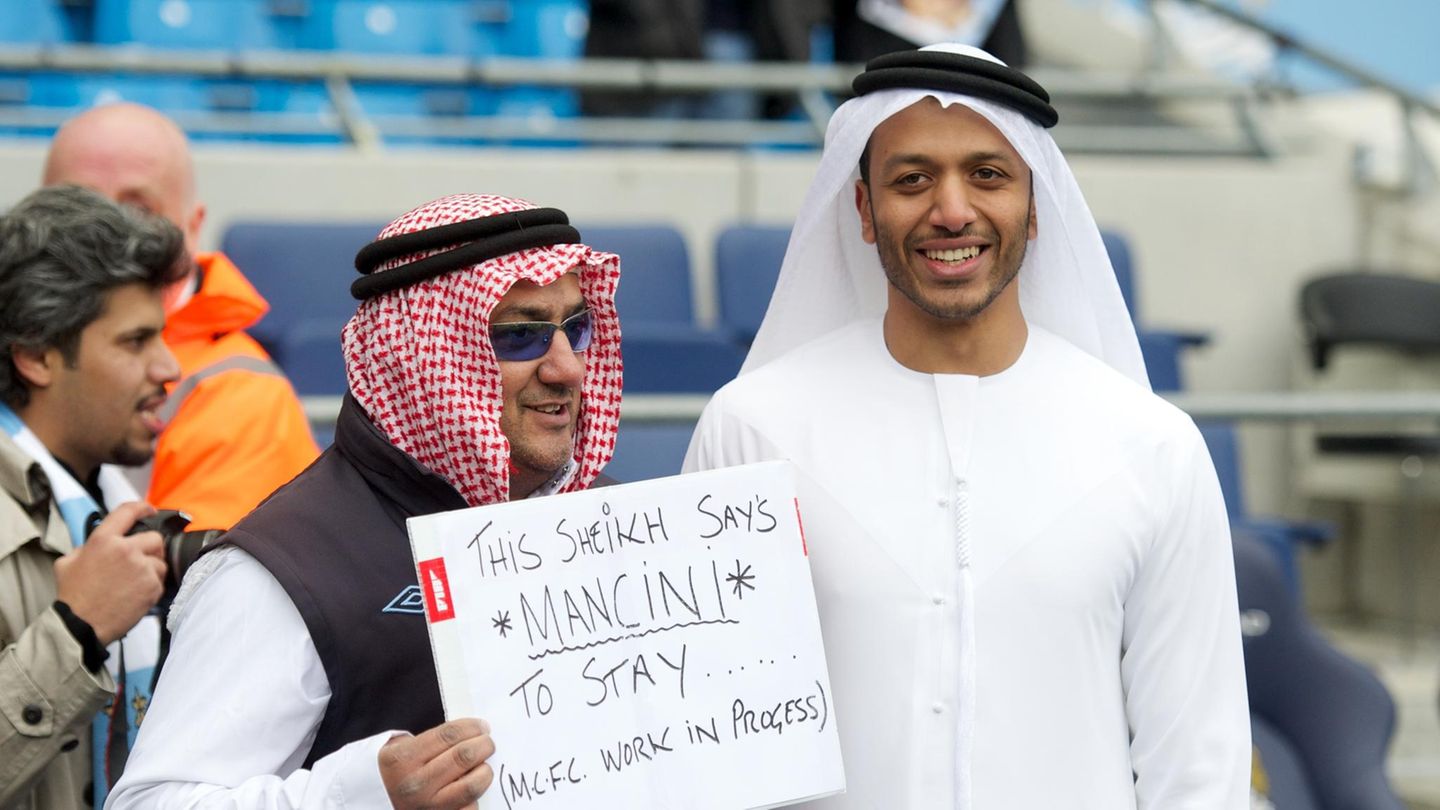Scheich Mansour bin Zayed Al Nahyan – Manchester City: 17,2 Milliarden Euro Scheich Mansour mit einem als Scheich verkleideten Fan