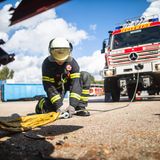 Weniger Brände mehr technische Hilfe  Die Brandbekämpfung nimmt im Feuerwehralltag eher einen kleinen Teil ein, viel häufiger rücken die Freiwilligen Feuerwehren zur technischen Hilfeleistung aus. Aufräumdienste nach Verkehrsunfällen, Beseitigung von Hindernissen wie umgestürzte Bäume oder dem Auspumpen von Kellern. Der größte Arbeitsbereich der Berufsfeuerwehr ist mittlerweile der Rettungsdienst. So entfallen in Hamburg über 80 Prozent der Einsätze auf den Krankenwagen. Was viele Rettungssanitäter vor allem in Großstädten ärgert: Immer mehr Menschen rufen den Krankenwagen ohne Not, nur weil sie in die Notaufnahme gebracht werden und nicht lange auf einen Arzttermin zu warten wollen. 