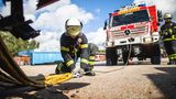 Weniger Brände mehr technische Hilfe  Die Brandbekämpfung nimmt im Feuerwehralltag eher einen kleinen Teil ein, viel häufiger rücken die Freiwilligen Feuerwehren zur technischen Hilfeleistung aus. Aufräumdienste nach Verkehrsunfällen, Beseitigung von Hindernissen wie umgestürzte Bäume oder dem Auspumpen von Kellern. Der größte Arbeitsbereich der Berufsfeuerwehr ist mittlerweile der Rettungsdienst. So entfallen in Hamburg über 80 Prozent der Einsätze auf den Krankenwagen. Was viele Rettungssanitäter vor allem in Großstädten ärgert: Immer mehr Menschen rufen den Krankenwagen ohne Not, nur weil sie in die Notaufnahme gebracht werden und nicht lange auf einen Arzttermin zu warten wollen. 