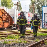 Mit Beil dabei  Sie sehen martialisch aus, doch Feuerwehrbeil und Feuerwehraxt gehören auch heute noch zur Standardausrüstung der Brandbekämpfer. Mit der scharfen Seite können sich die Helfer schnell Zutritt verschaffen, mit dem sogenannten Dexel an der Axt lassen sich Unterflurhydranten und Wandhydranten öffnen. Zwar führen die Löschfahrzeuge Wasser mit, doch wenn mehr benötigt wird, kommt Nachschub über die Hydranten. 