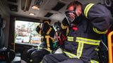 Ausrüstung mit gewissen "coolness" Faktor  Die Schutzkleidung ist mit der Zeit immer technischer geworden. Feuerfestes und hitzeabweisendes Material aus Nomex oder anderen HighTech-Stoffen sind heute üblich. Die Atemschutzgeräte werden bereits im Fahrzeug angelegt. 
