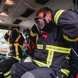 Ausrüstung mit gewissen "coolness" Faktor  Die Schutzkleidung ist mit der Zeit immer technischer geworden. Feuerfestes und hitzeabweisendes Material aus Nomex oder anderen HighTech-Stoffen sind heute üblich. Die Atemschutzgeräte werden bereits im Fahrzeug angelegt. 