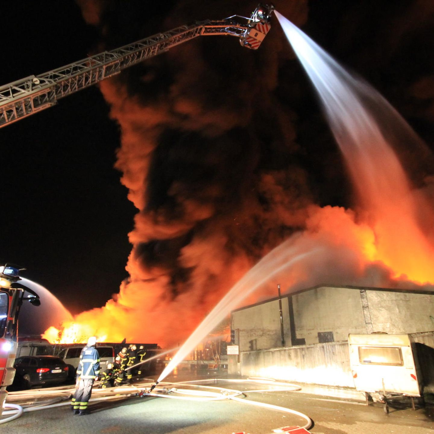 Glücklicherweise selten geworden: der Großbrand  Großbrände wie hier in diesem Hamburger Lagerhallenkomplex kommen heute nur noch selten vor. In solchen Fällen bekämpfen zahlreiche Freiwillige Wehren zusammen mit der Berufsfeuerwehr die Flammen und verhindern ein Überspringen des Brandes auf die Nachbargebäude. Letzteres ist oft die Hauptaufgabe. Das brennende Gebäude ist oft ohnehin nicht mehr zu retten. 