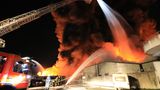 Glücklicherweise selten geworden: der Großbrand  Großbrände wie hier in diesem Hamburger Lagerhallenkomplex kommen heute nur noch selten vor. In solchen Fällen bekämpfen zahlreiche Freiwillige Wehren zusammen mit der Berufsfeuerwehr die Flammen und verhindern ein Überspringen des Brandes auf die Nachbargebäude. Letzteres ist oft die Hauptaufgabe. Das brennende Gebäude ist oft ohnehin nicht mehr zu retten. 