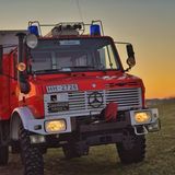 Die Allzweckwaffe Unimog  Das Universal-Motor-Gerät - kurz Unimog - ist heute nicht nur bei der Feuerwehr nicht mehr wegzudenken. Feuerwehren und Katastrophenschutz weltweit setzen den Unimog ein, wenn es darum geht,  viel Gerät an schwer zugängliche Einsatzorte zu bringen. Der Ur-Unimog wurde 1945 in Deutschland vorrangig für die Land- und Fortwirtschaft entwickelt, später kaufte die Mercedes-Benz das Unternehmen und führt es bis heute. 