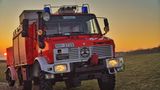 Die Allzweckwaffe Unimog  Das Universal-Motor-Gerät - kurz Unimog - ist heute nicht nur bei der Feuerwehr nicht mehr wegzudenken. Feuerwehren und Katastrophenschutz weltweit setzen den Unimog ein, wenn es darum geht,  viel Gerät an schwer zugängliche Einsatzorte zu bringen. Der Ur-Unimog wurde 1945 in Deutschland vorrangig für die Land- und Fortwirtschaft entwickelt, später kaufte die Mercedes-Benz das Unternehmen und führt es bis heute. 