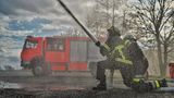 Die simple Spritze war gestern  "Wasser marsch" und vorn verlässt ein gebündelter Wasserstrahl den Schlauch war gestern. Die moderne Wehr greift das Feuer mit effektiverem Gerät an, wie hier mit dem Hohlstrahlrohr. Bei dem HSR wird das Wasser mit hohem Druck über eine ringförmige Düse geleitet. Es entsteht so ein hohler Wasserstrahl. Ein solcher Wasserstrahl reicht weiter und bleibt auch auf große Entfernungen stabiler. Mit einem Zahnkranz im Strahlrohr lässt sich der Hohlraum mit Wassertropfen füllen. Das austretende Wasser bekommt so eine größere Oberfläche und kann Rauchgase viel effektiver abkühlen. Vor allem in Innenräumen können HSR zusätzliche Wasserschäden verringern. 