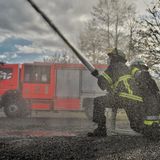 Die simple Spritze war gestern  "Wasser marsch" und vorn verlässt ein gebündelter Wasserstrahl den Schlauch war gestern. Die moderne Wehr greift das Feuer mit effektiverem Gerät an, wie hier mit dem Hohlstrahlrohr. Bei dem HSR wird das Wasser mit hohem Druck über eine ringförmige Düse geleitet. Es entsteht so ein hohler Wasserstrahl. Ein solcher Wasserstrahl reicht weiter und bleibt auch auf große Entfernungen stabiler. Mit einem Zahnkranz im Strahlrohr lässt sich der Hohlraum mit Wassertropfen füllen. Das austretende Wasser bekommt so eine größere Oberfläche und kann Rauchgase viel effektiver abkühlen. Vor allem in Innenräumen können HSR zusätzliche Wasserschäden verringern. 